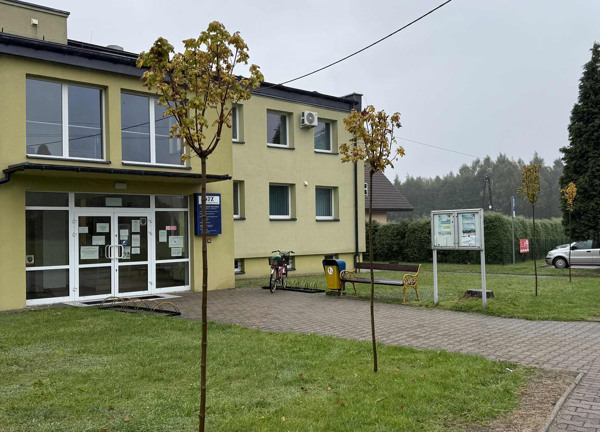 Budynek ZOZ w Chełmie Śląskim i rosnące przed nim klony
