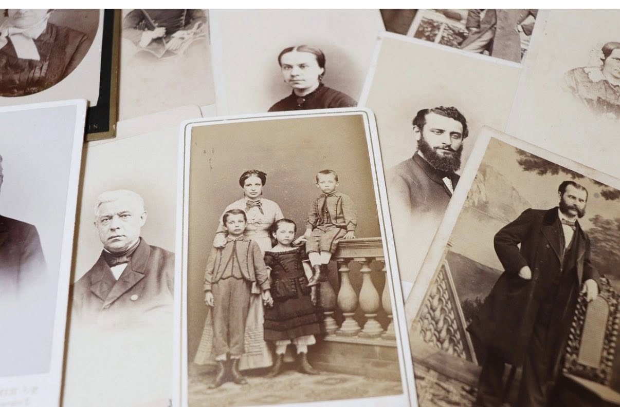 Osoby pozujące na starych fotografiach - zdjęcia 