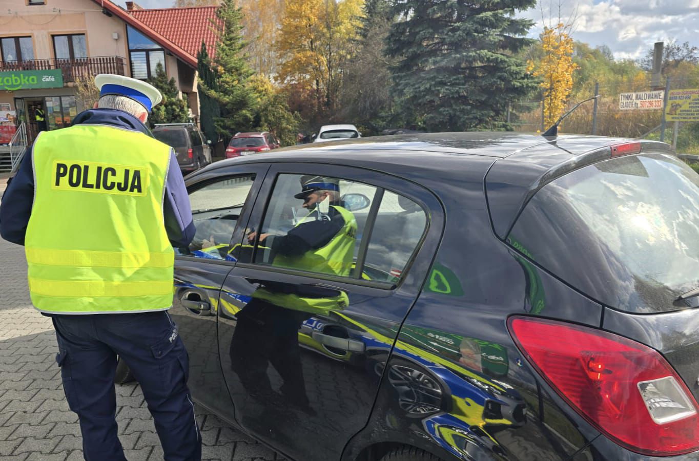 Policjant kontolujacy pojazd