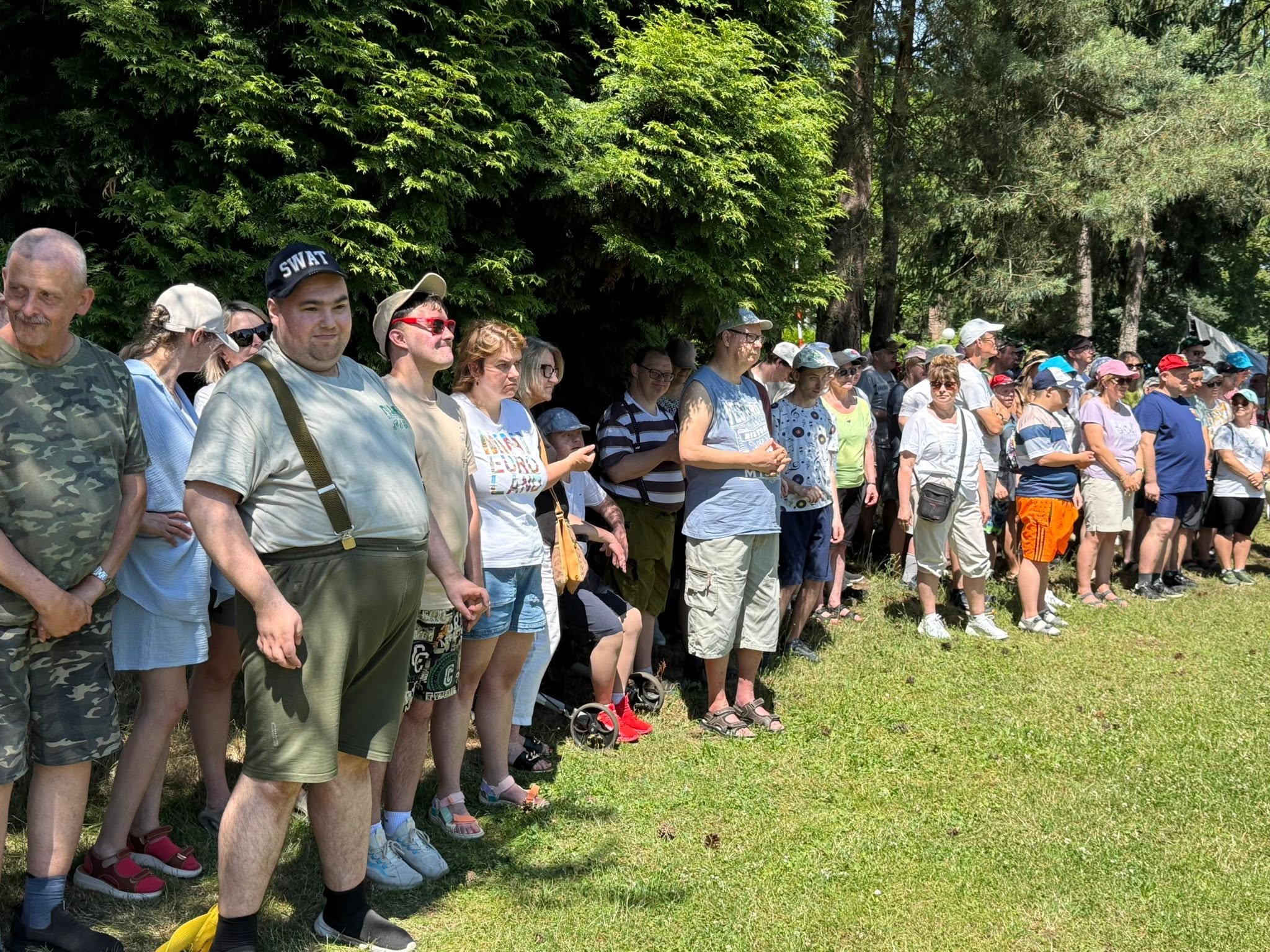 Osoby niepełnosprane pozujące do zdjęcia na łące