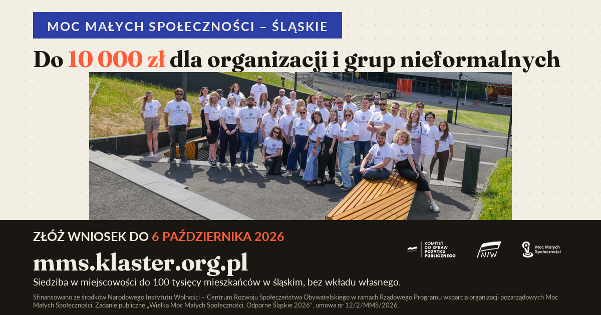Osoby w białych koszulkach pozujące do zdjęcia w plenerze. 