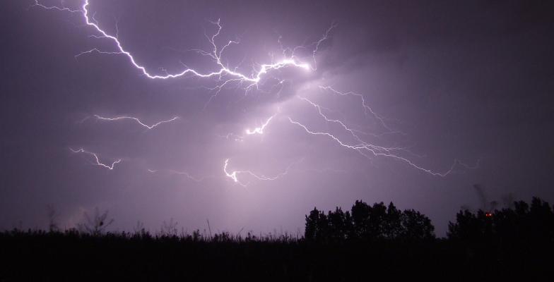 Błyskawice na niebie 