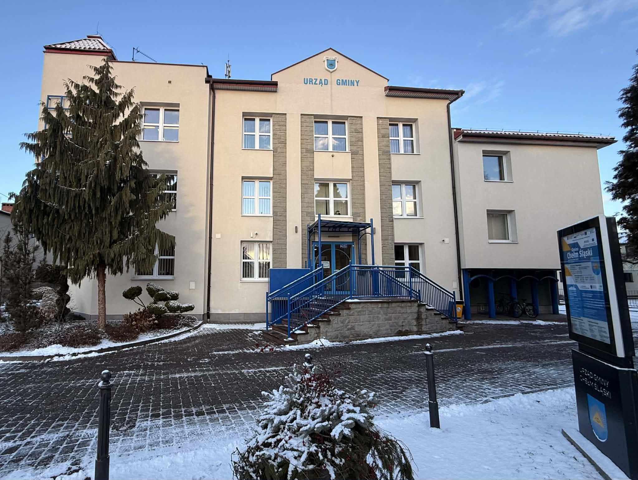 Budynek Urzędu Gminy fasada z przodu. Na zdjęciu wejscie główne