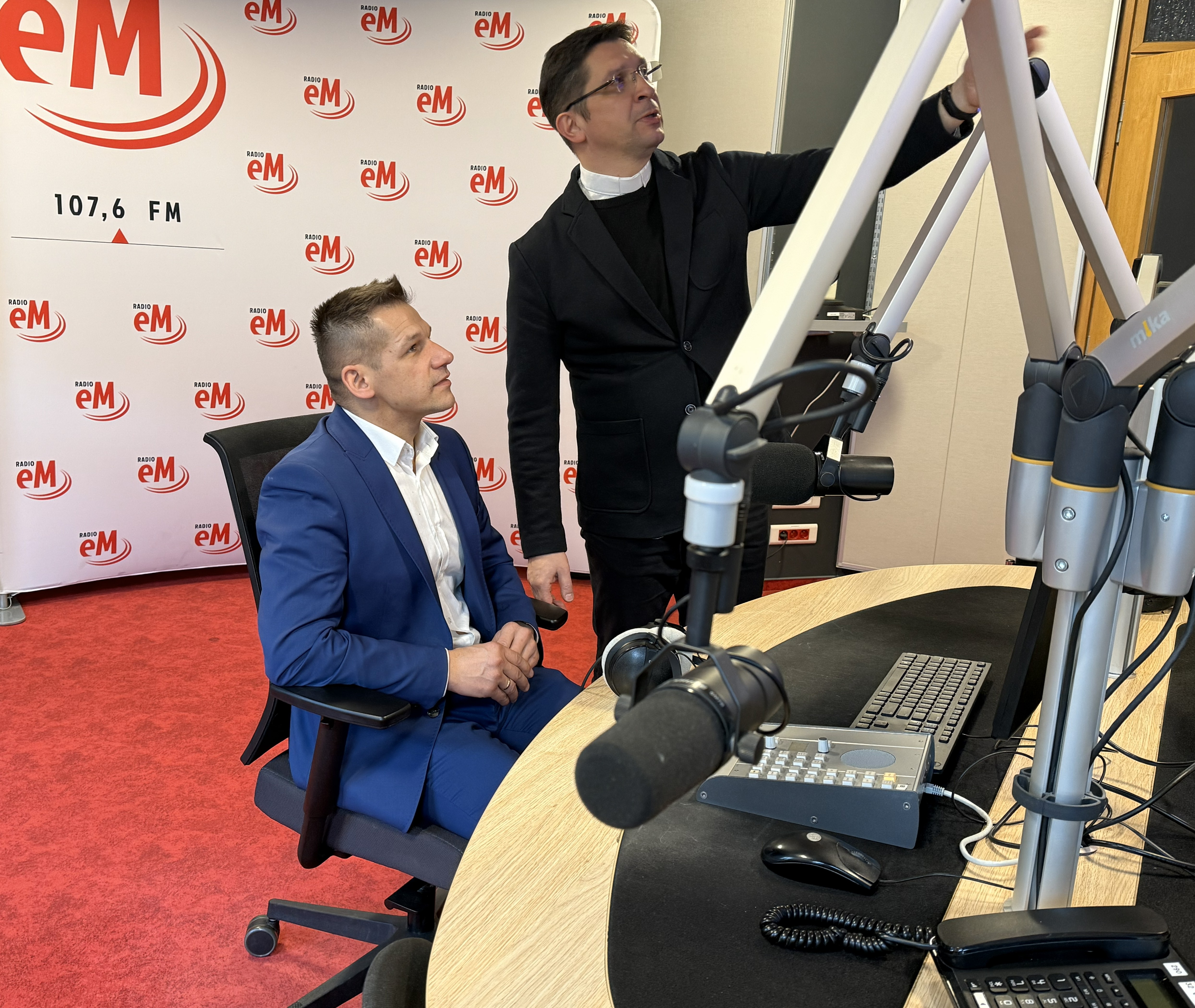 Dwaj mężczyźni rozmawiający w studiu radiowym 