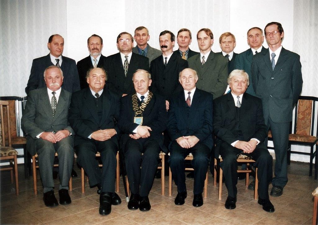 Osoby siedzące w sali - pozujące do zdjęcia 