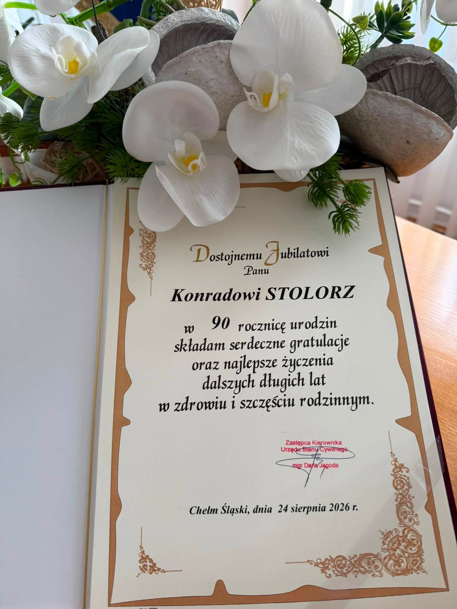 Kwiaty i dyplom uznania 
