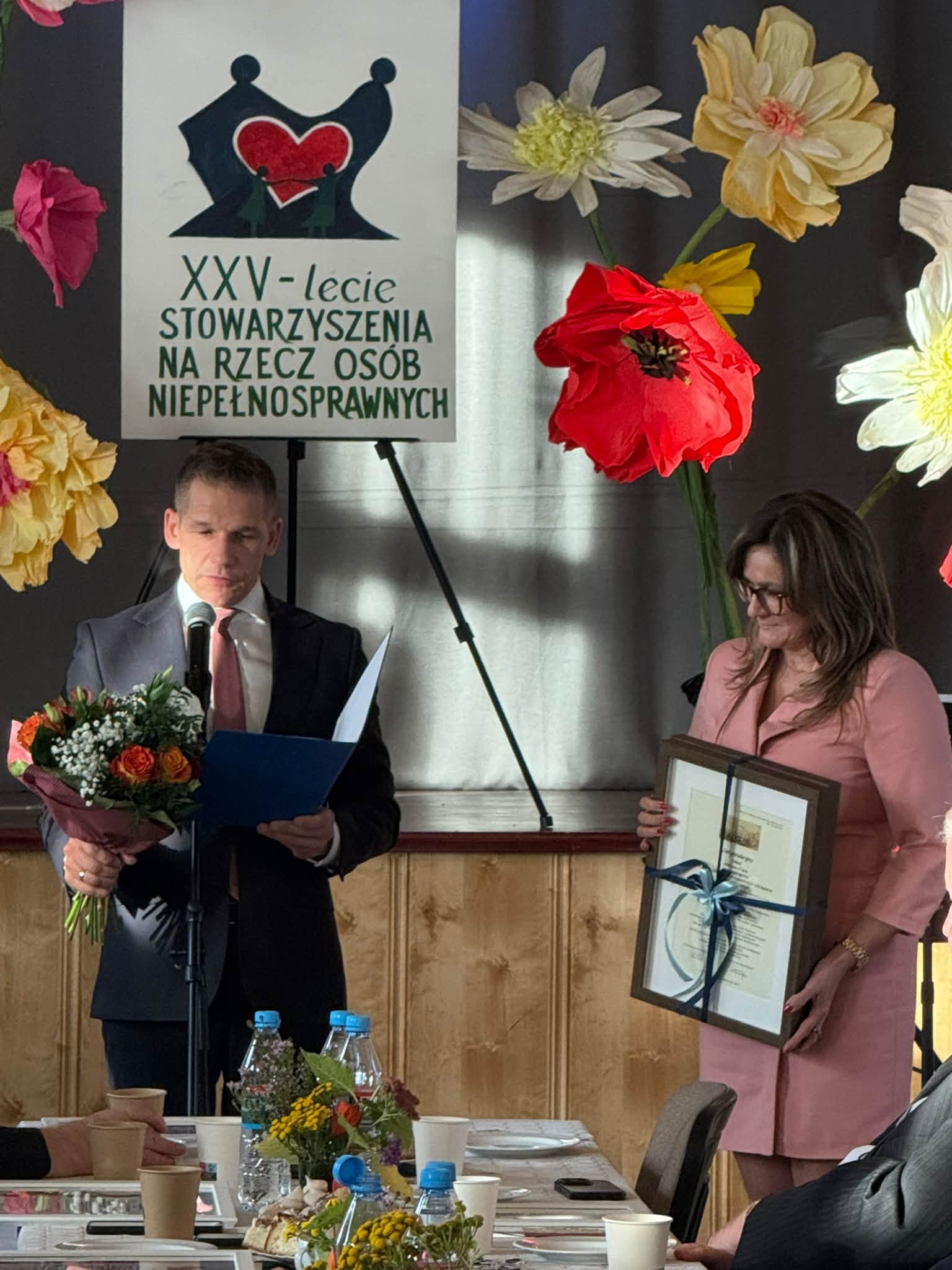 Kobieta i mężczyzna przemawiający 