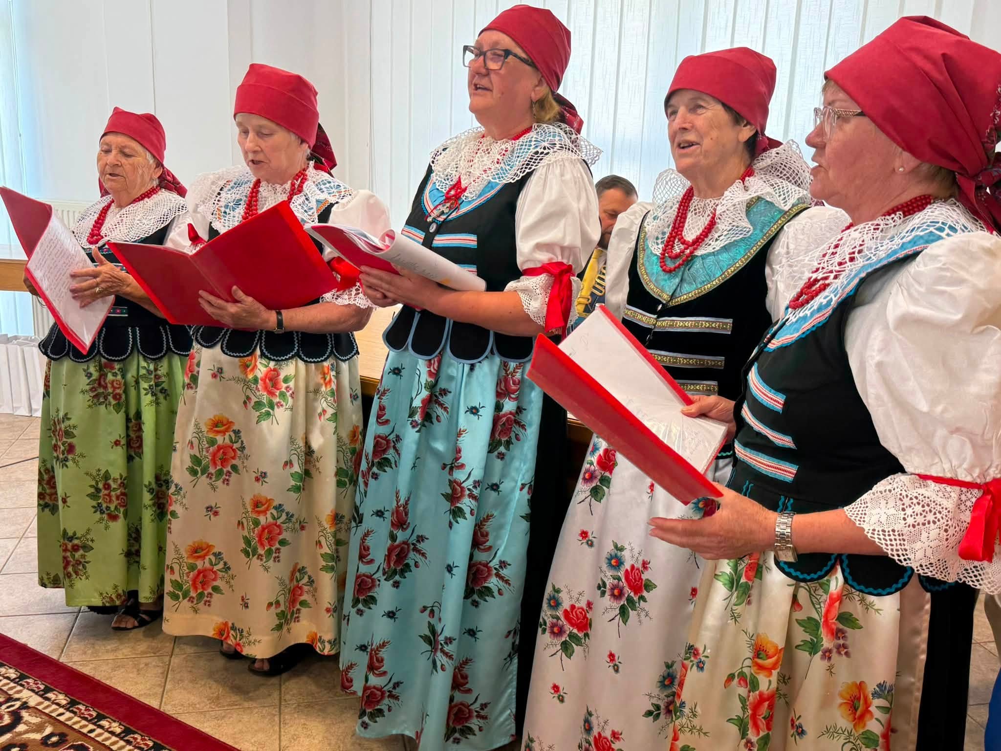 Kobiety śpiewające w strojach ludowych