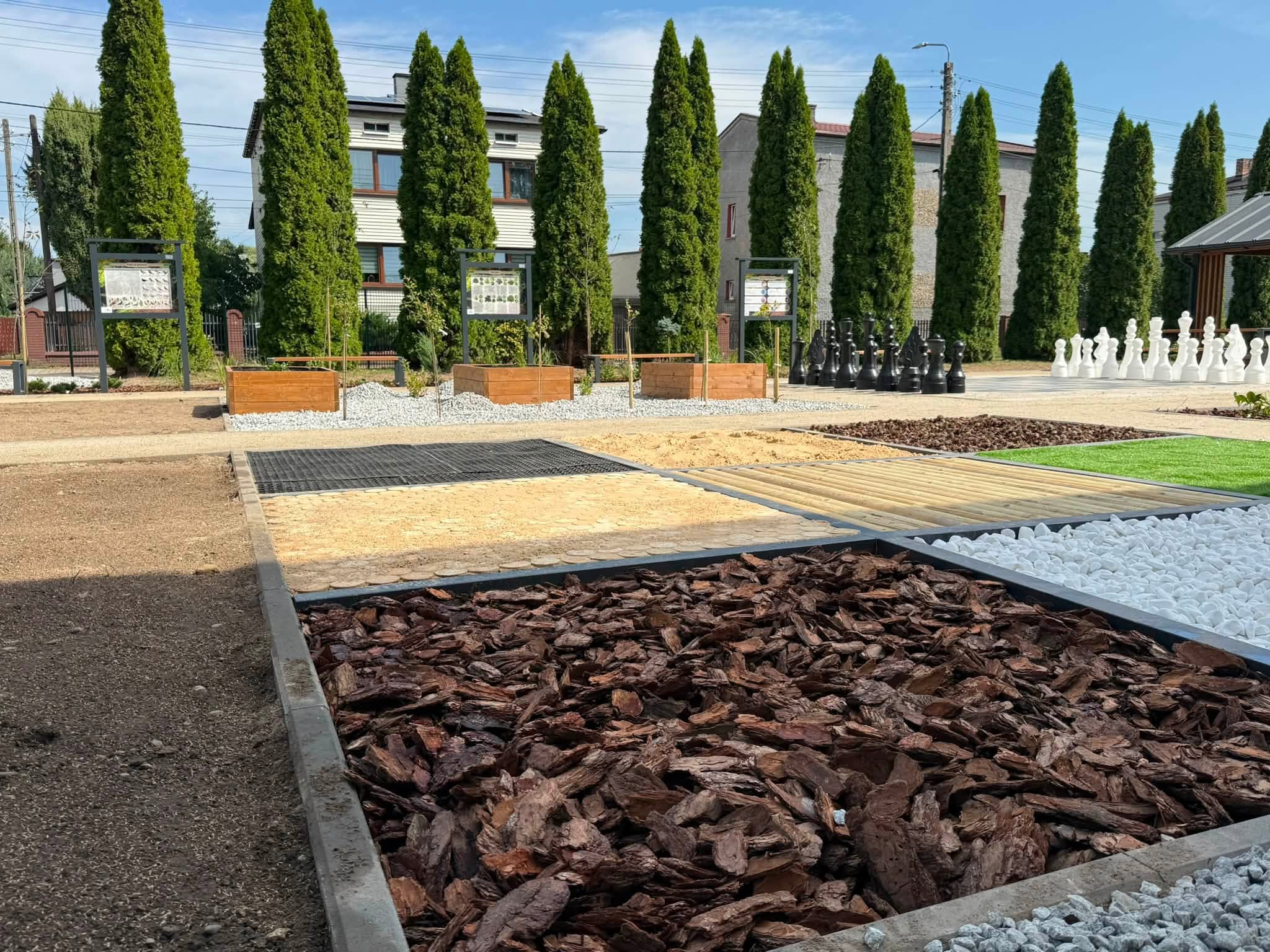 Teren zielony ekopracowni - ścieżka sensoryczna