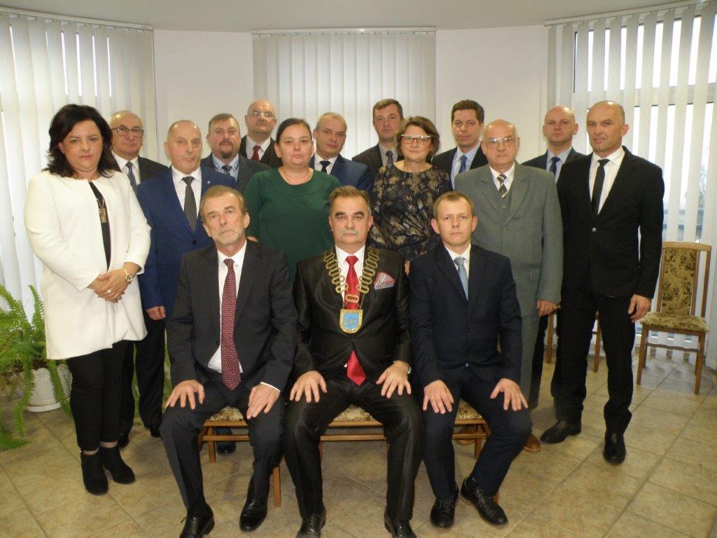 Osoby pozujące do zdjęcia. Część osób siedzi, inni stoją.