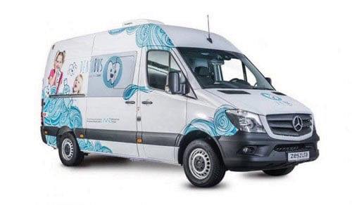 Samochód - dentobus z naklejkami promującymi akcję 