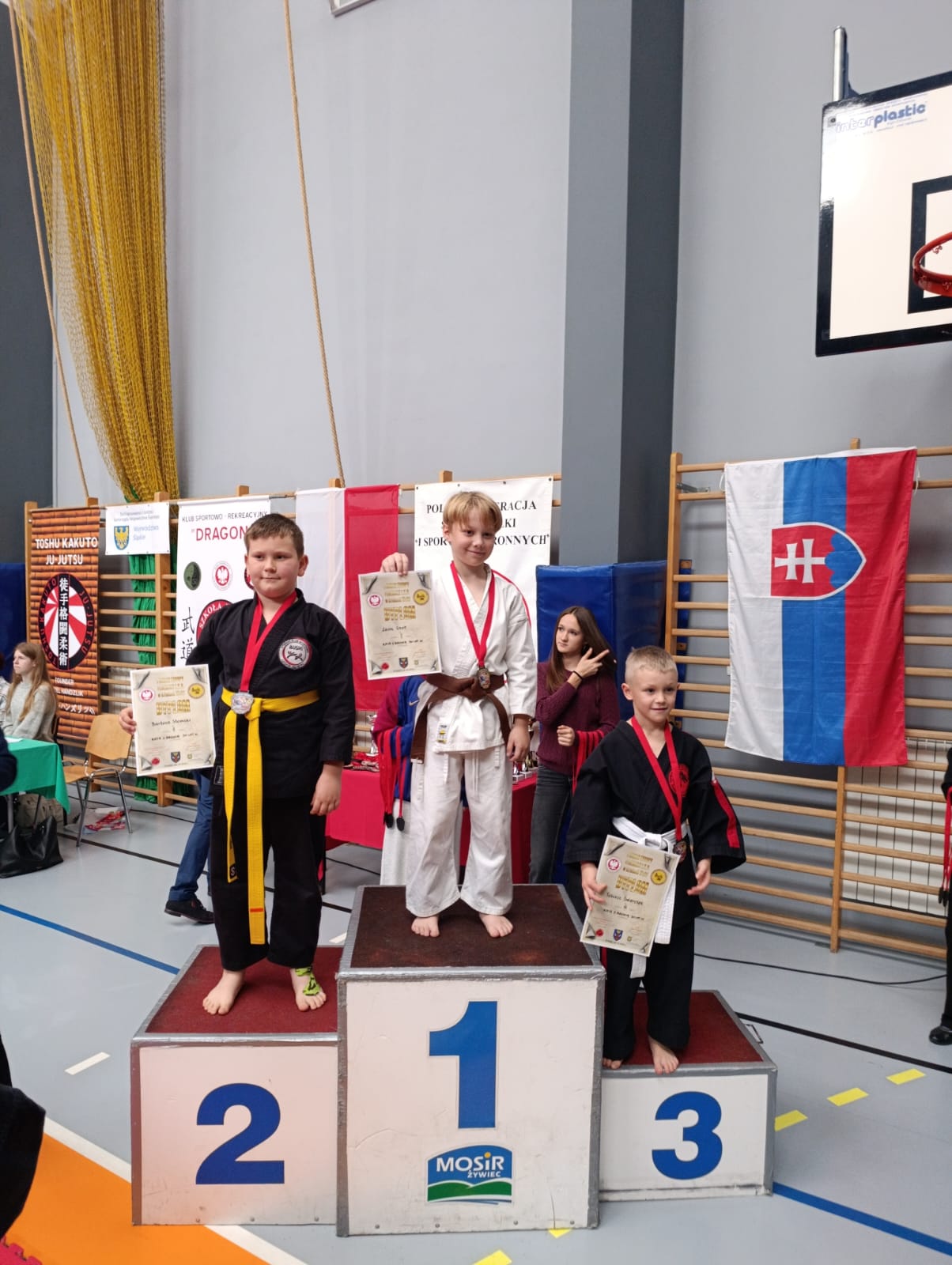Młodzi zawodnicy na podium 