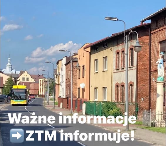 Autobus jadacy ulicą po obu stronach ulicy zabudowania
