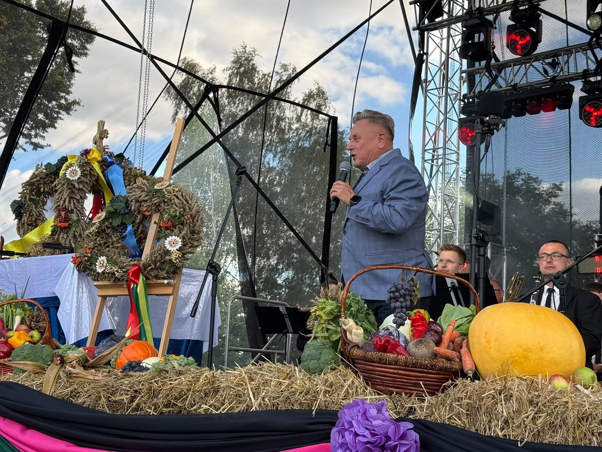 Osoba na scenie plenerowej 