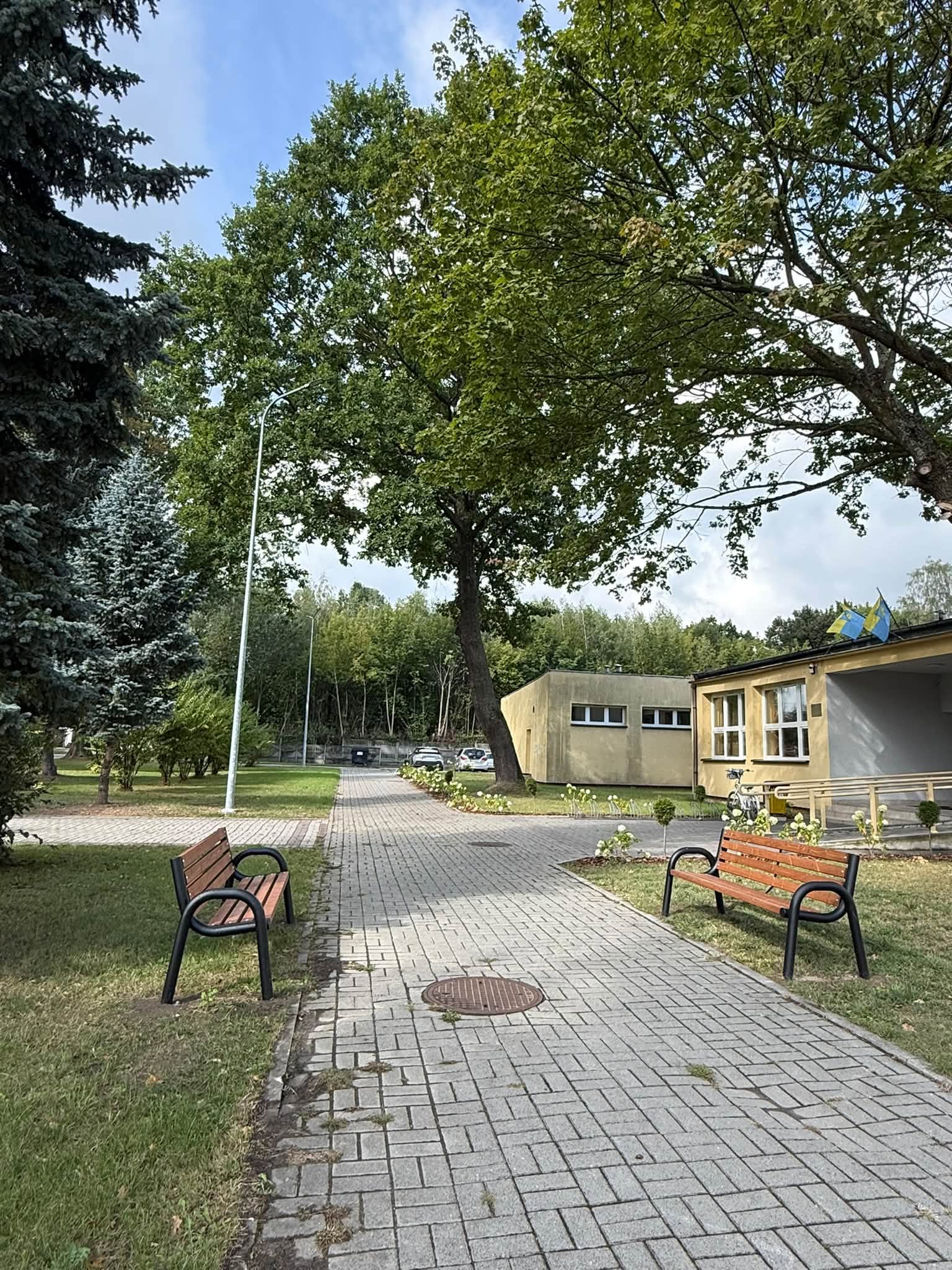 Teren z łąwkami przy budynku 
