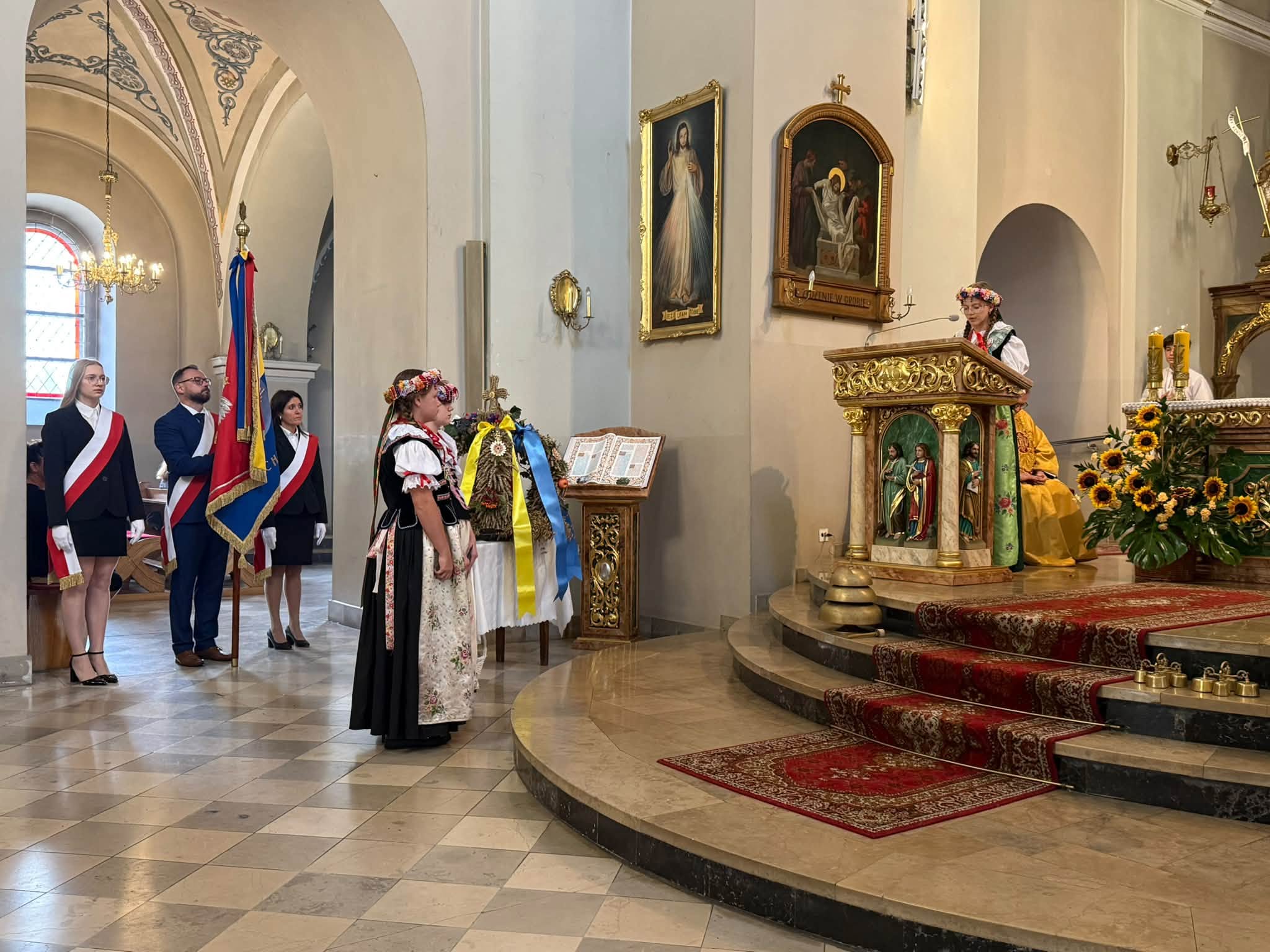 Osoby znajdujące się w kościele 
