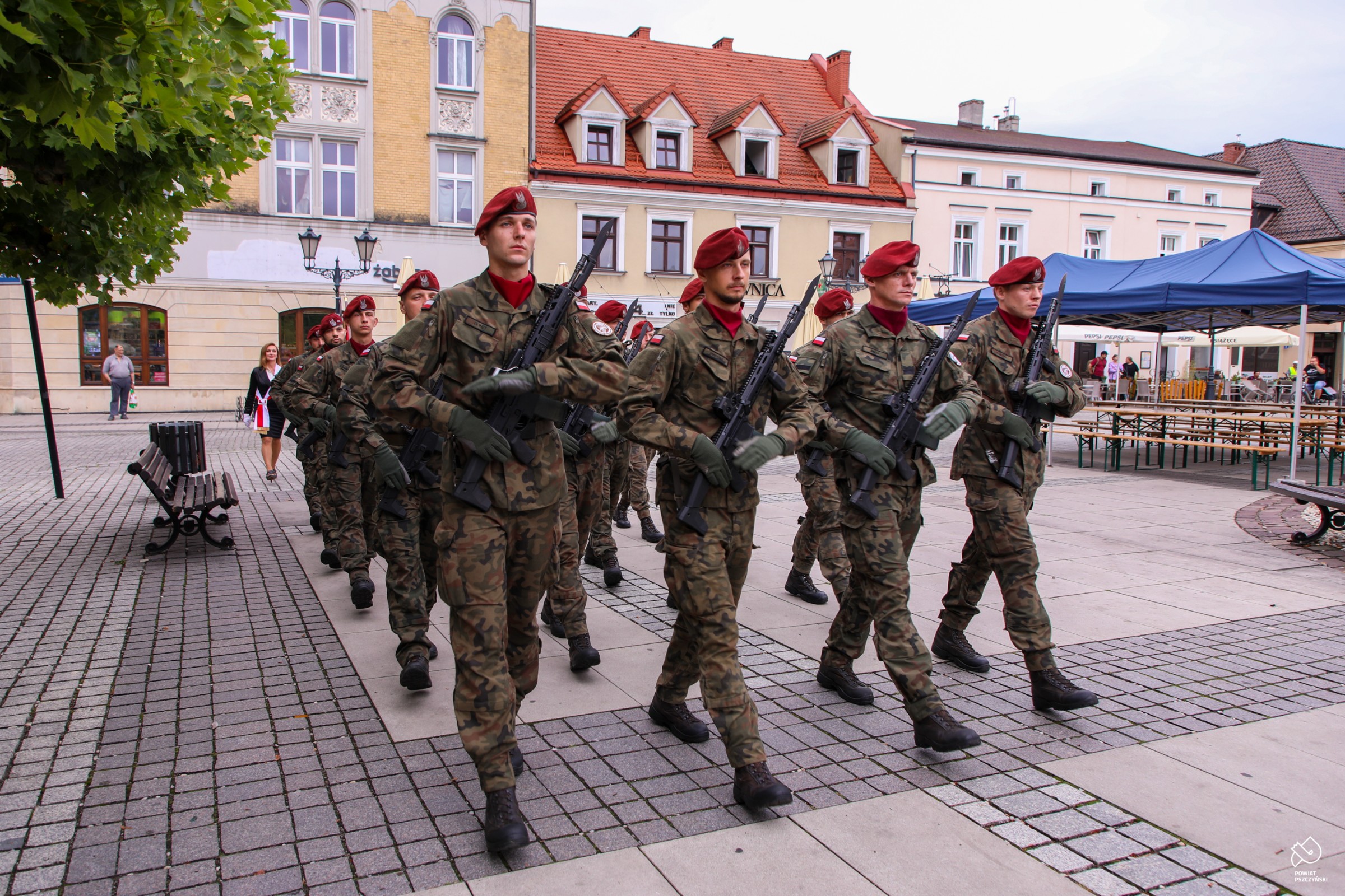 Przemarsz wojska po rynku miasta 