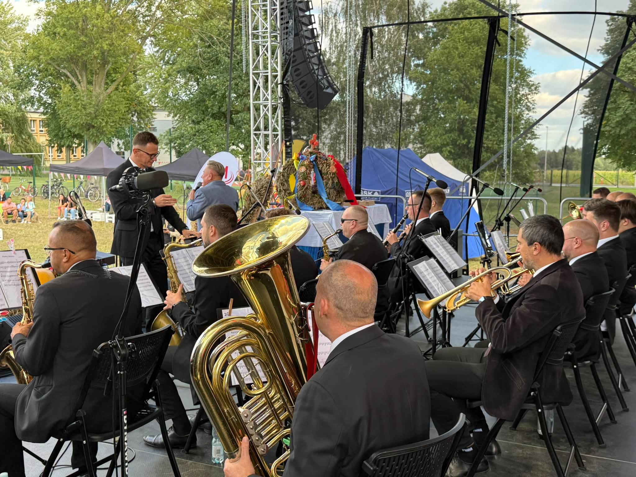 Gminna Orkiestra Dęta na scenie 