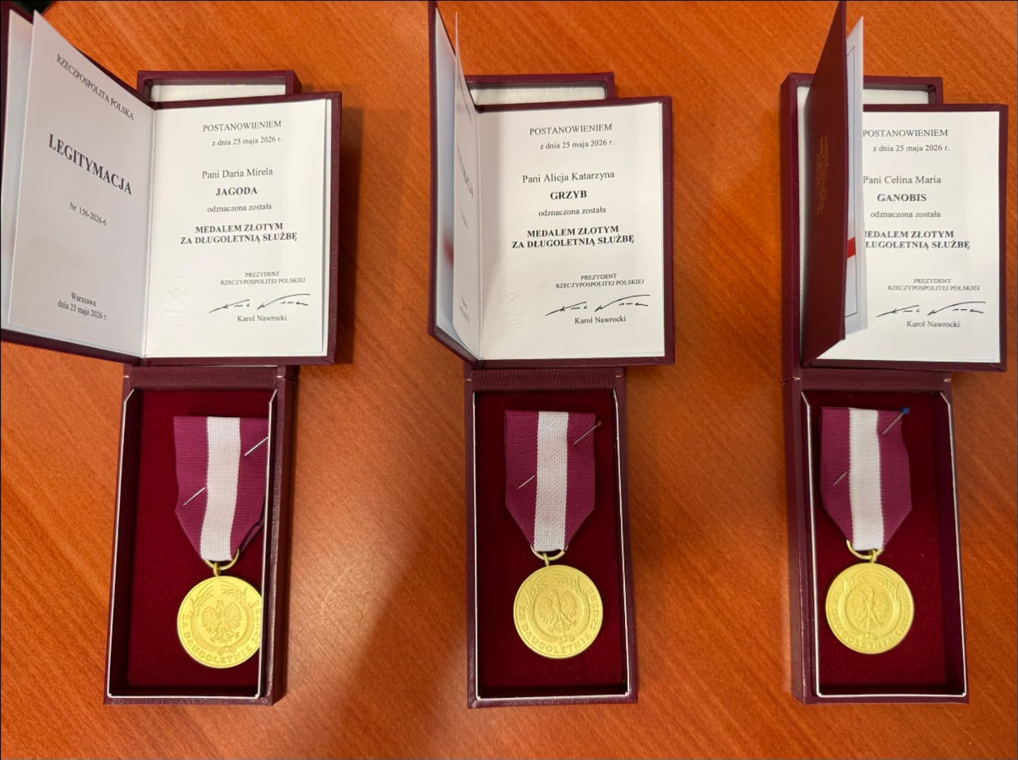 Trzy złote medale z legitymacjami dla osób wyróżnionych