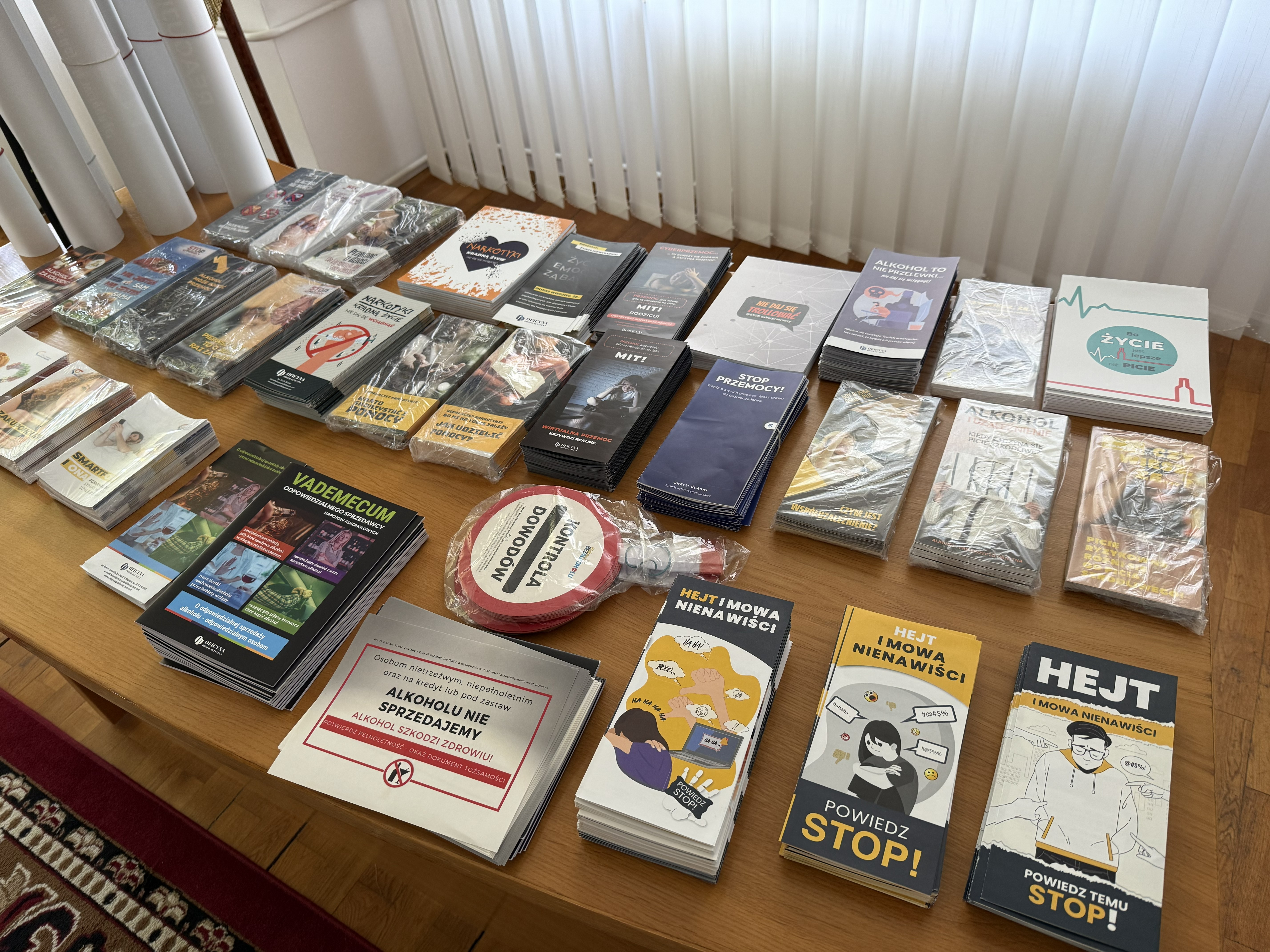 materiały profilaktyczne - ulotki leżace na stole 