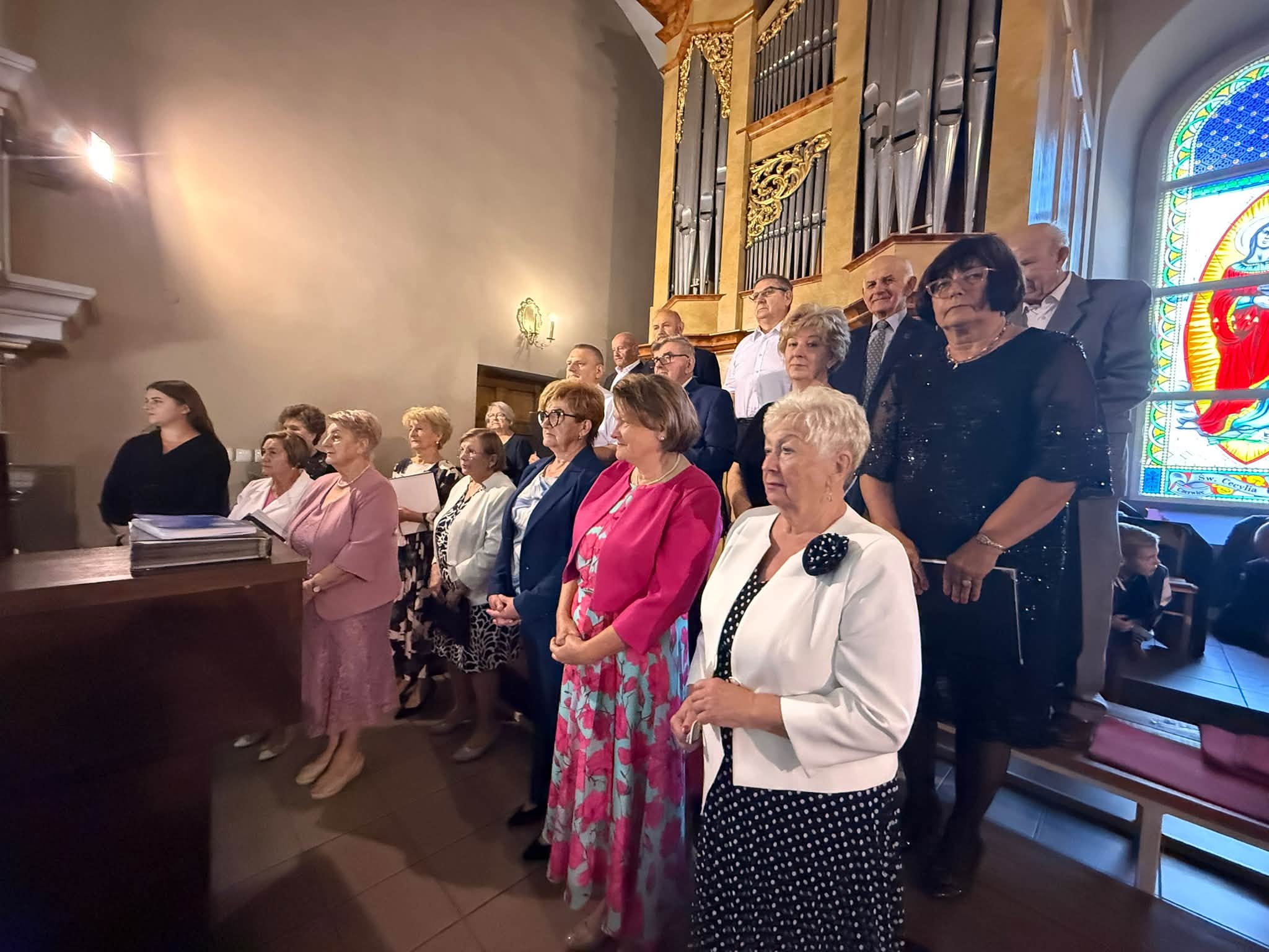 Śpiewający Chór w kościele 