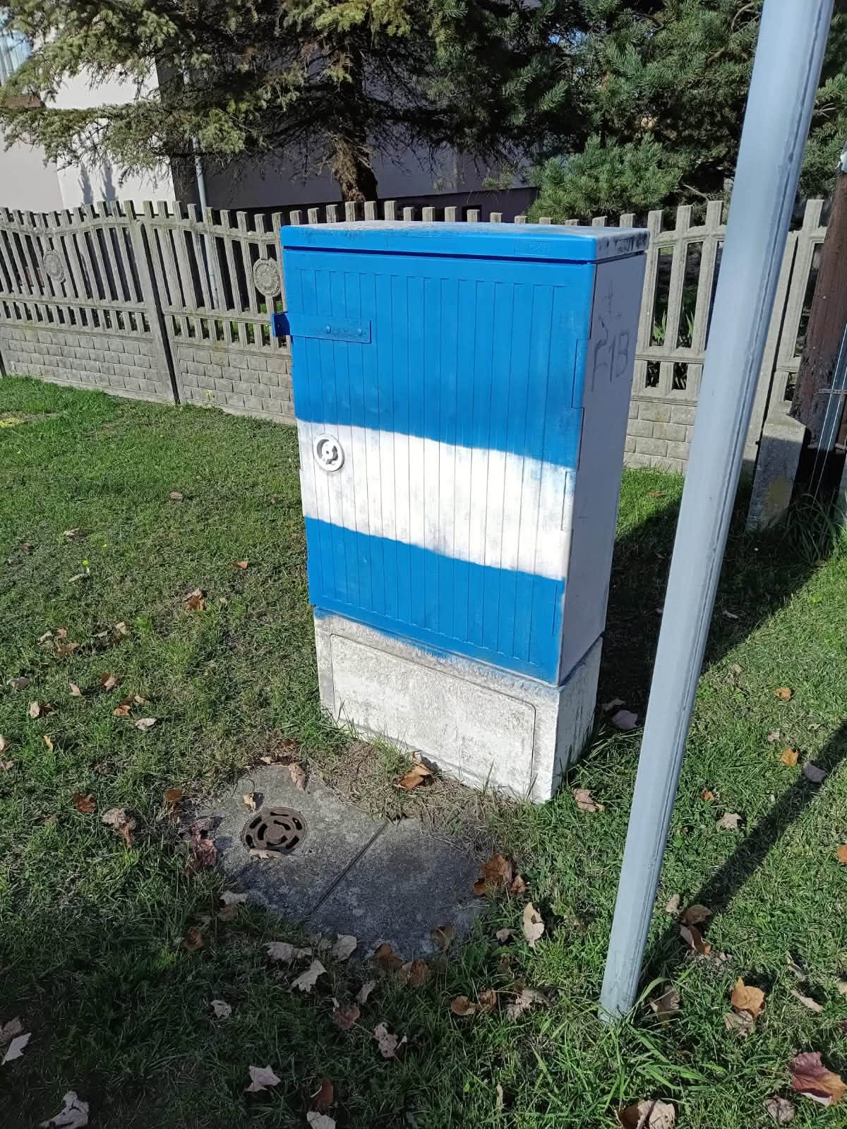 Pomalowana na biało niebiesko skrzynka energetyczna 