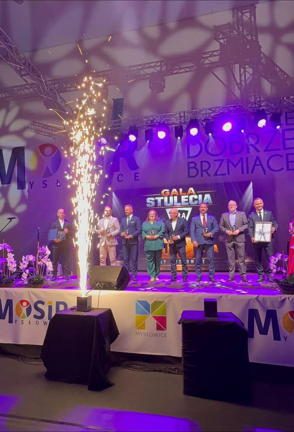Scena i na niej stojący ludzie 