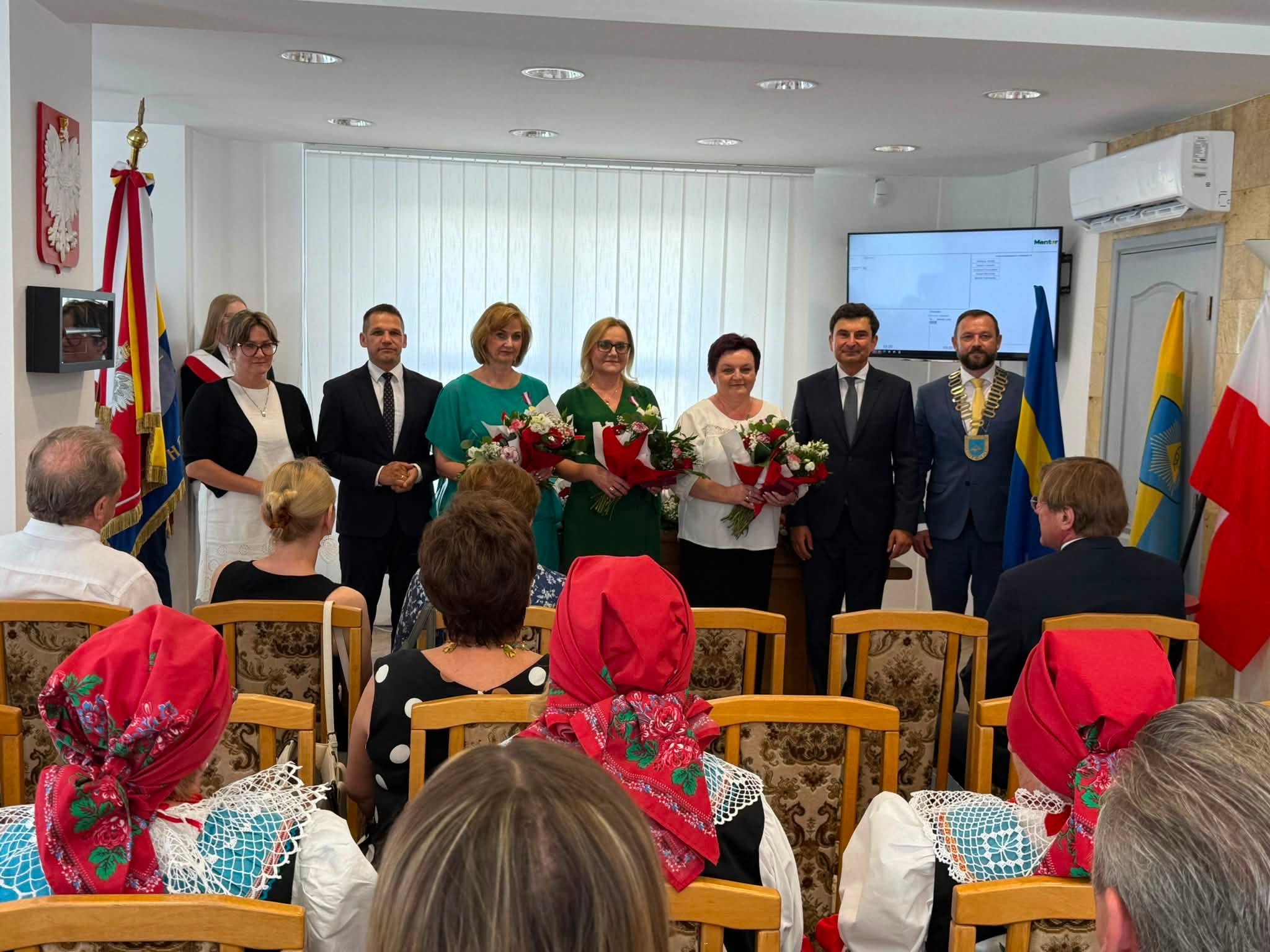 Osoby pozujące do zdjęcia w pomieszczeniu. 