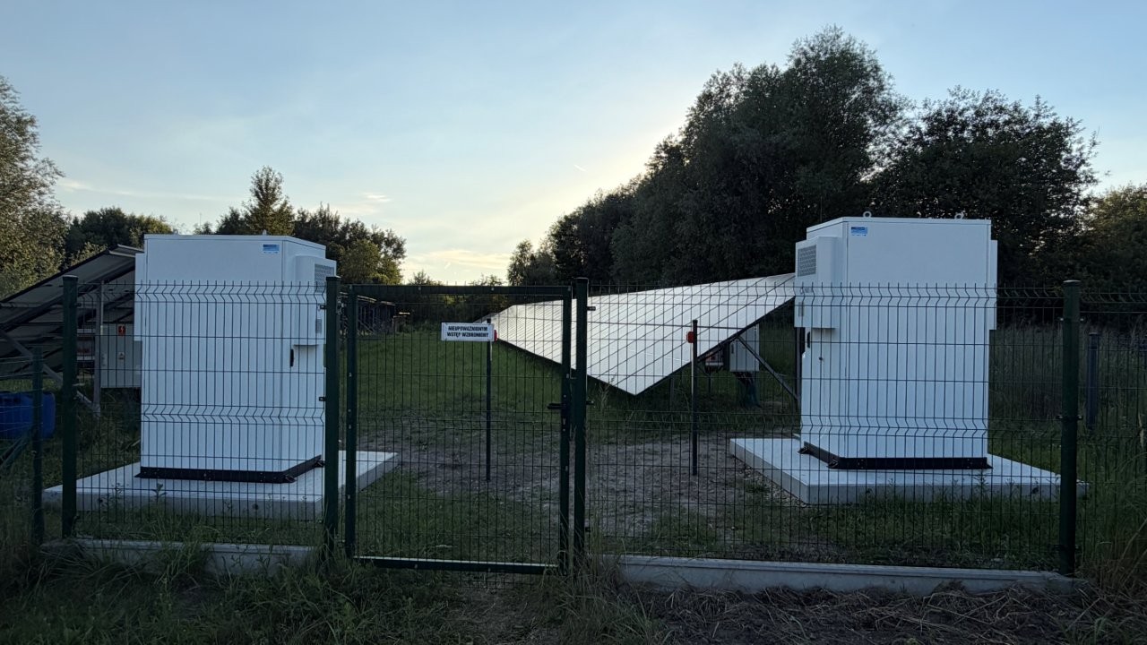 Banki energii na podwórku ustawione za ogrodzeniem 
